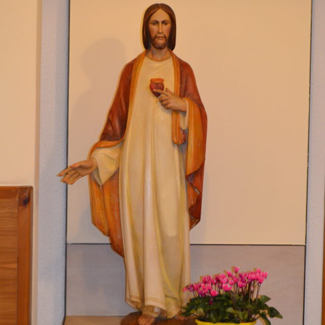 La statua del Sacro Cuore in Cripta